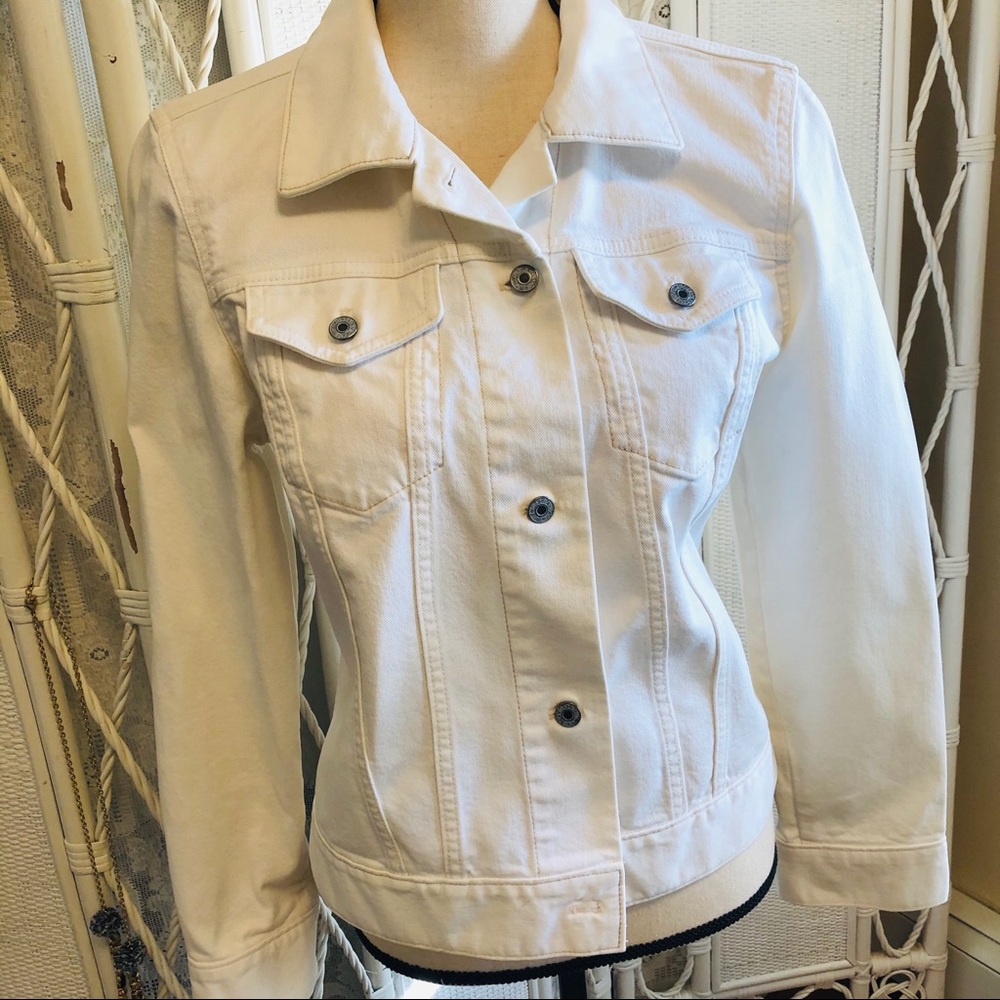 Gap white denim classic jean jacket size Medium